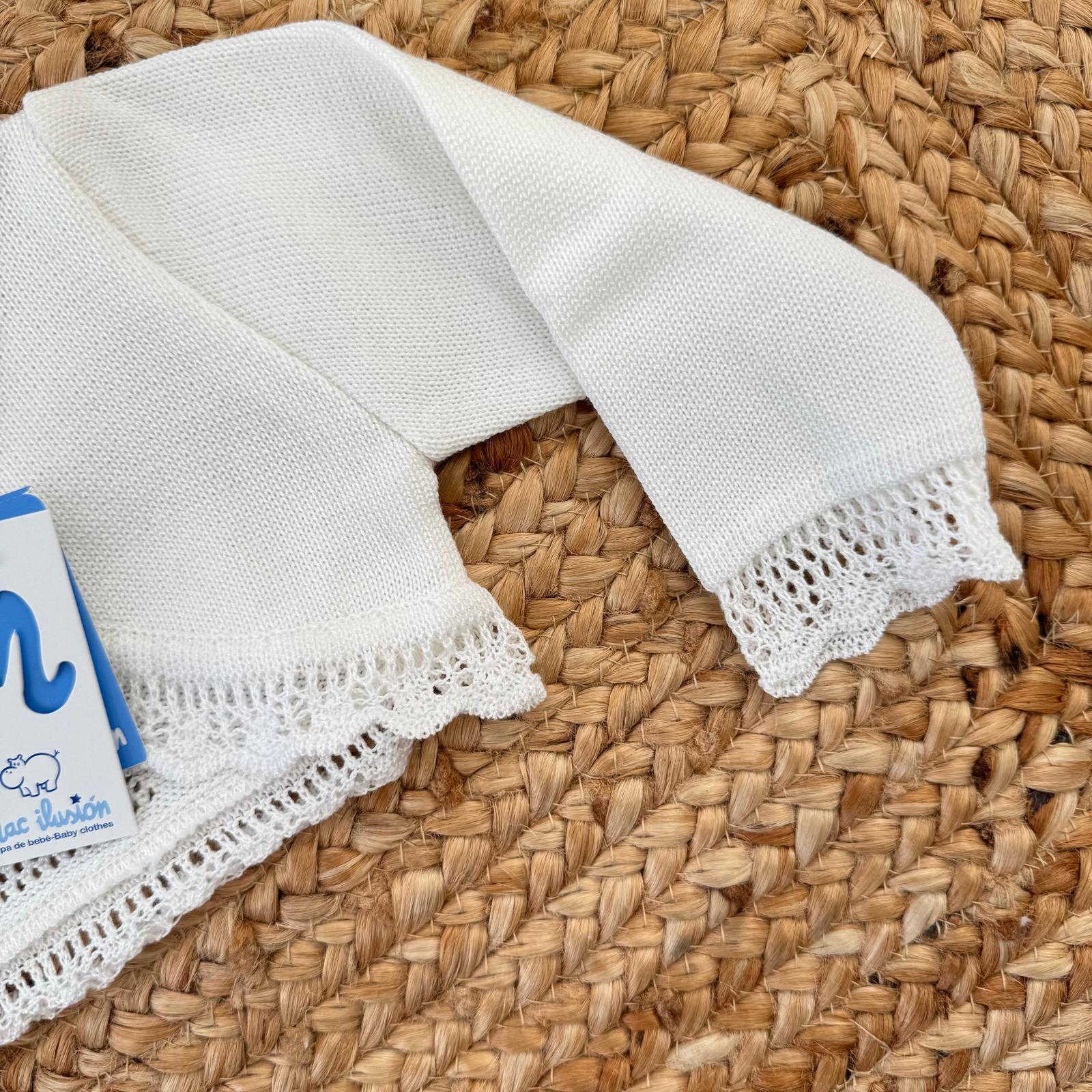 Dettaglio manica con bordo traforato coprispalle neonata panna