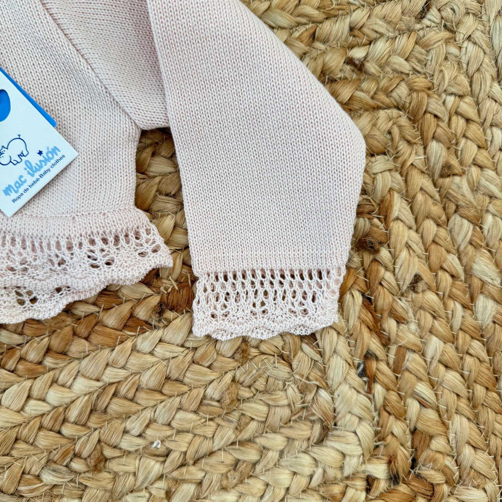 Dettaglio manica con bordo traforato coprispalle neonata rosa