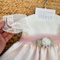 dettaglio manica in tulle con pizzo e fascia rosa in vita