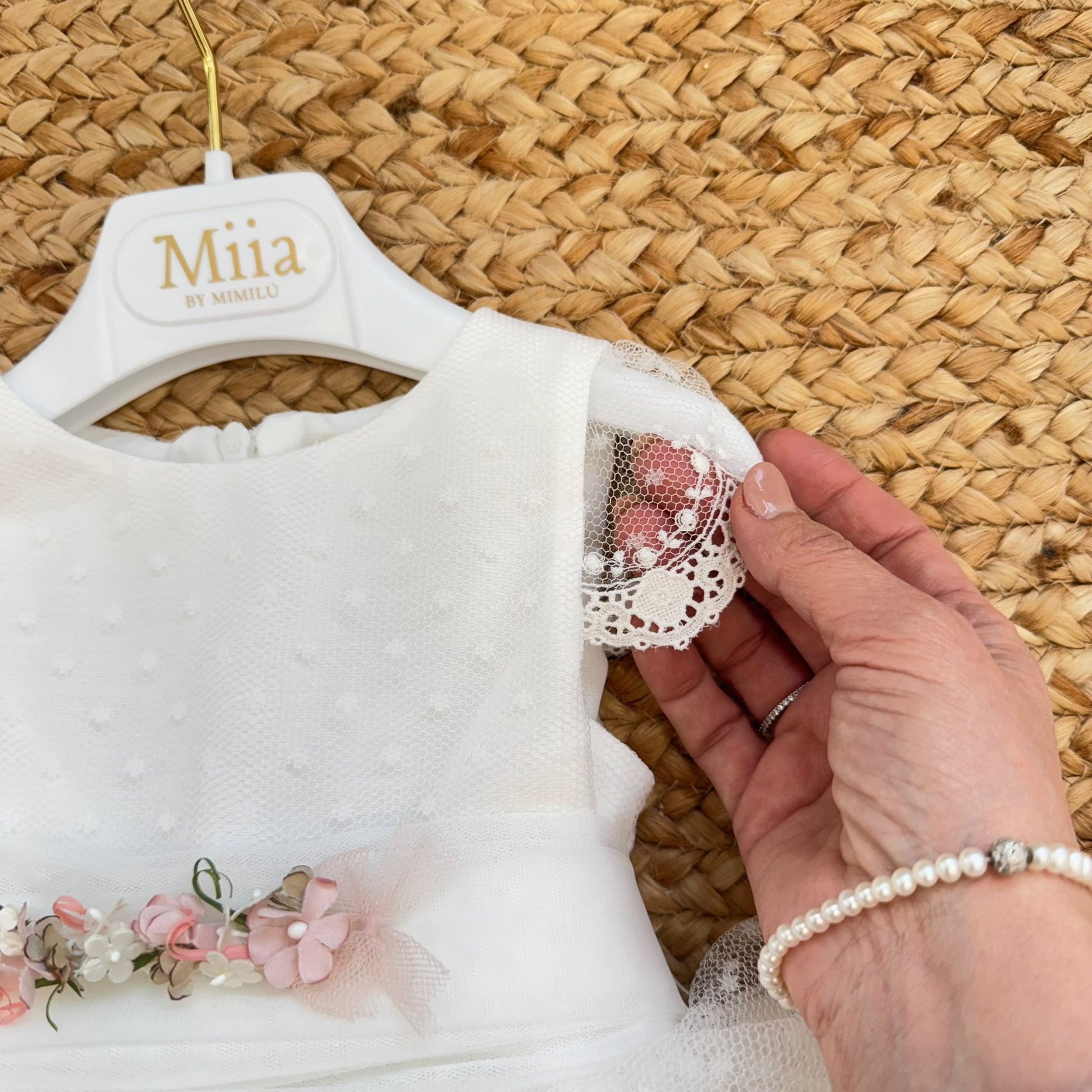 dettaglio maniche in pizzo abito battesimo bimba