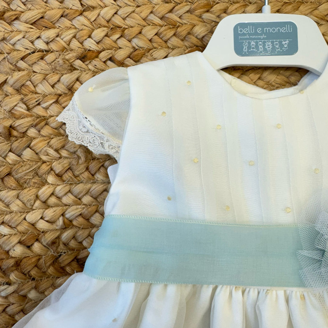 Abito da battesimo per neonata con fiore salvia e maniche in pizzo, vista frontale