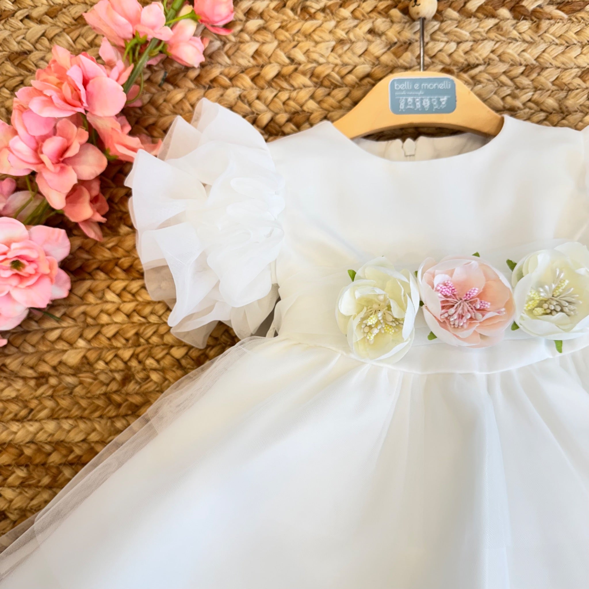 Dettaglio maniche a sbuffo in tulle e organza – abito battesimo bambina