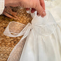 dettaglio manichina in pizzo ricamato abito elegante bimba