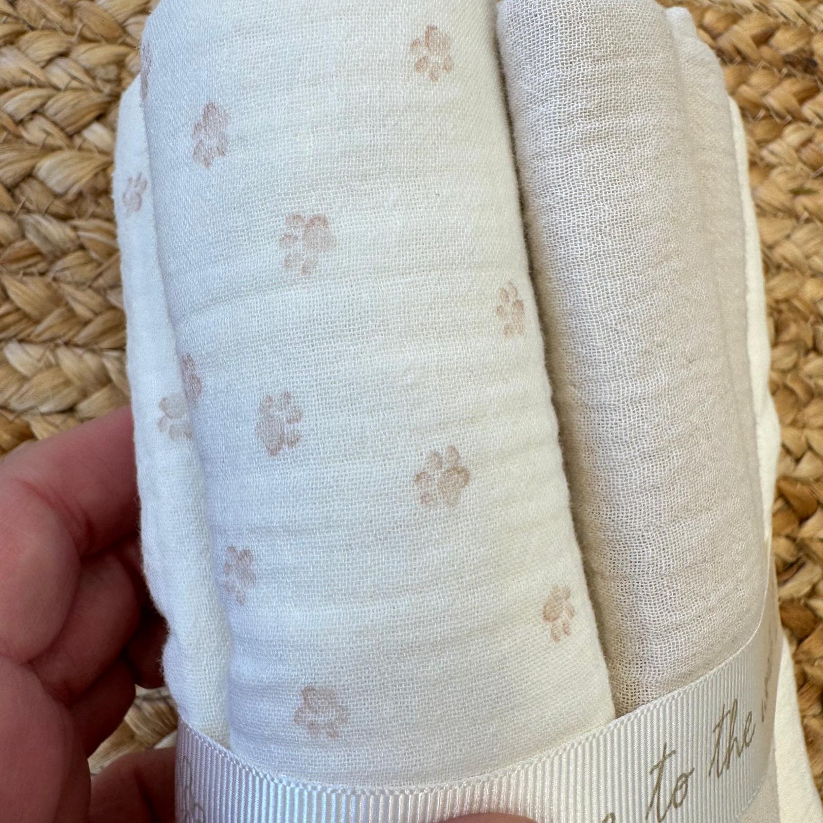 Dettaglio mussola con micro fantasia delicata