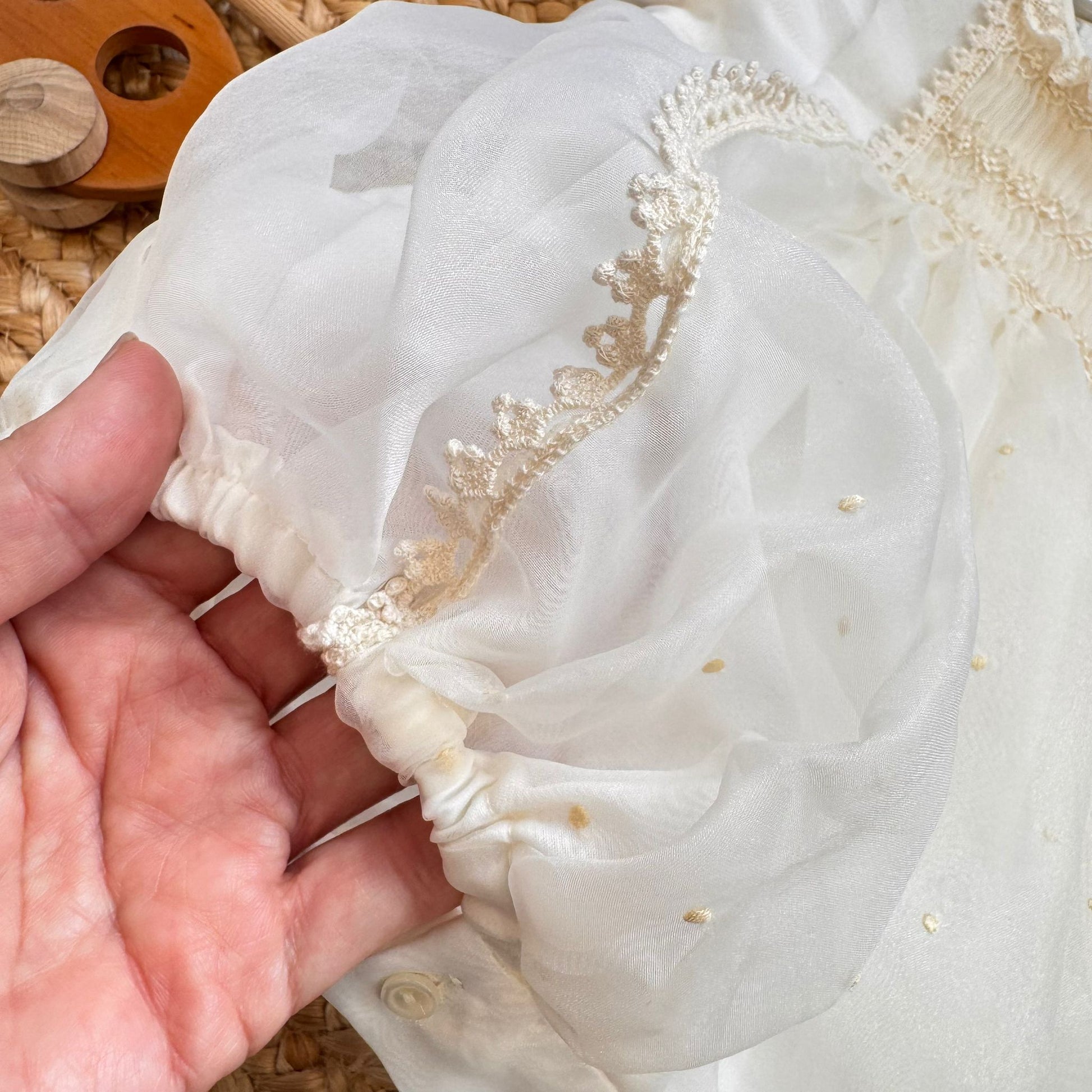 Pagliaccetto battesimo panna con dettagli avorio e pizzo ricamato