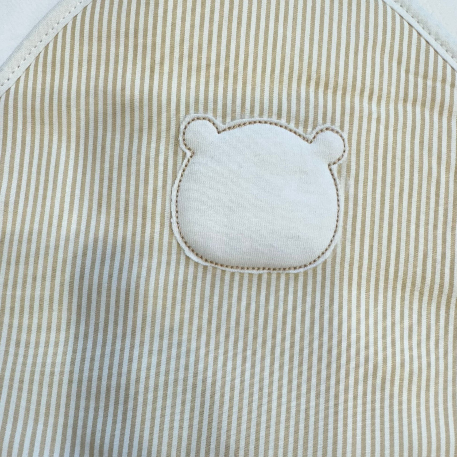 dettaglio applicazione orsetto su cappuccio accappatoio neonato