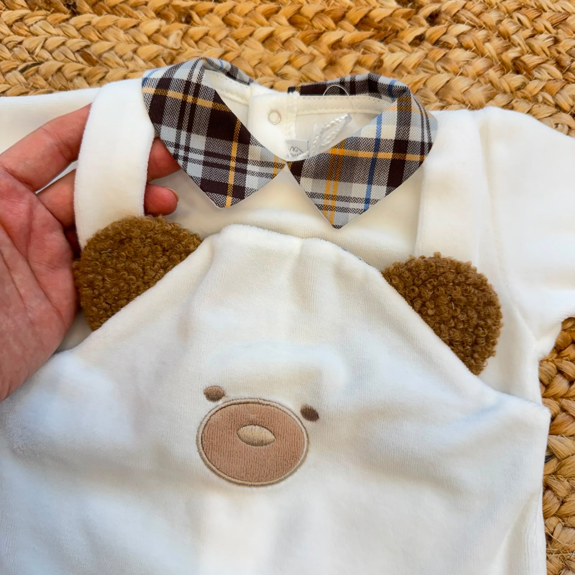 Tutina neonato in ciniglia panna con orsetto tridimensionale e colletto tartan