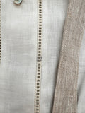 Dettaglio pantaloncino beige con bretelle completo cerimonia bimbo