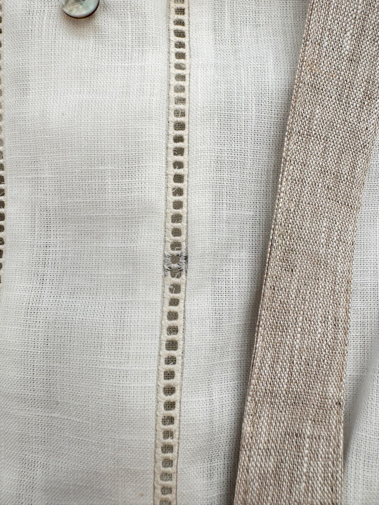 Dettaglio pantaloncino beige con bretelle completo cerimonia bimbo