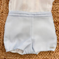 Dettaglio pantaloncino celeste chiaro dalla linea classica e raffinata