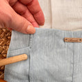 Dettaglio pantaloncino celeste con tasca completo battesimo bimbo