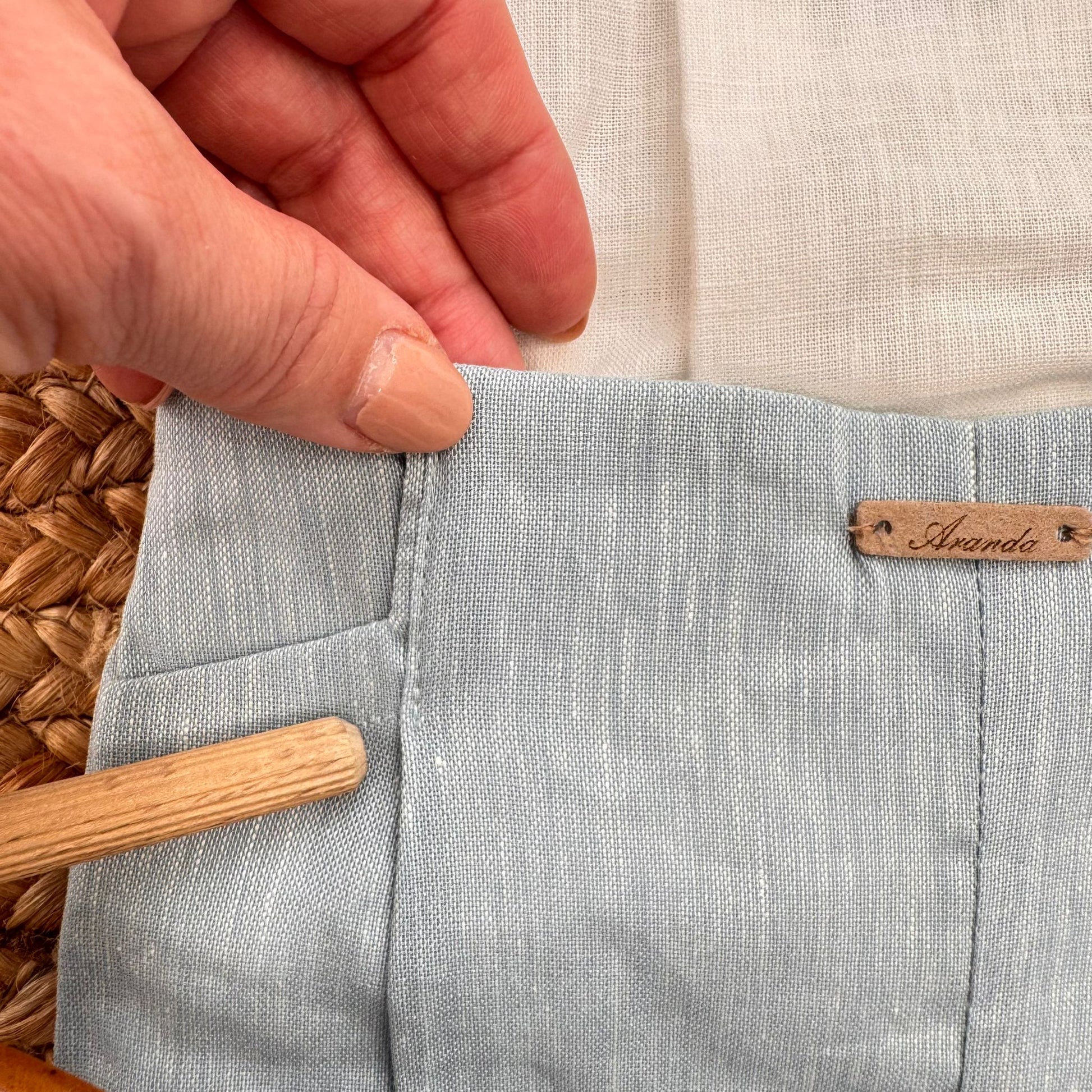 Dettaglio pantaloncino celeste con tasca completo battesimo bimbo