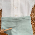 Dettaglio pantaloncino verde salvia con fascia alta in vita