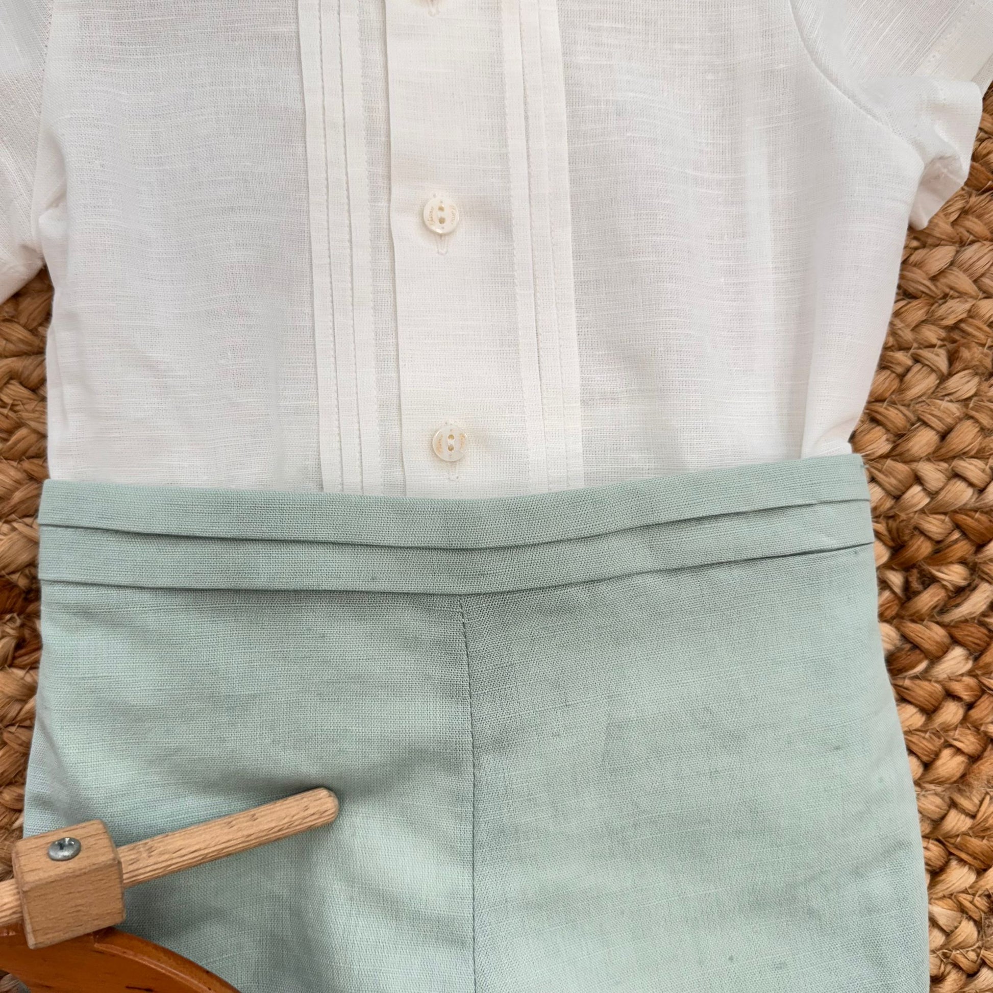 Dettaglio pantaloncino verde salvia con fascia alta in vita