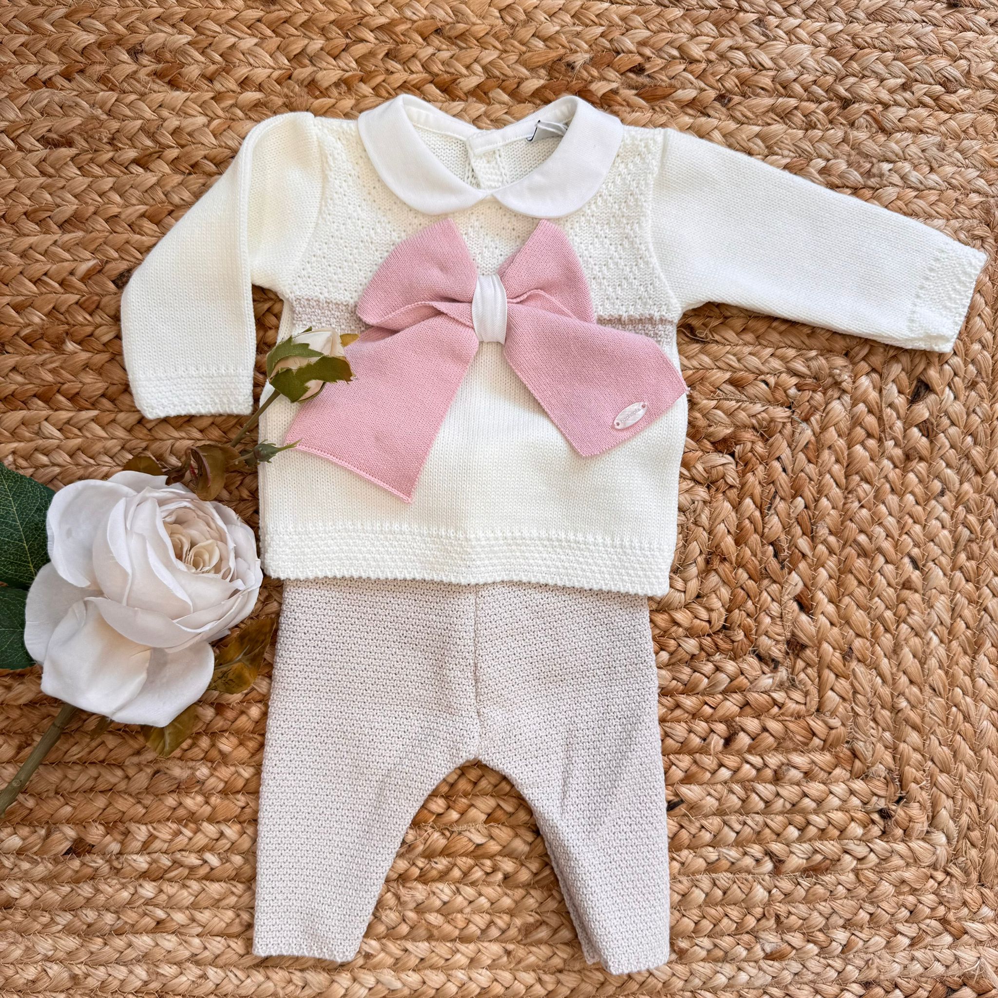 Completo neonata autunno inverno con maglia panna a manica lunga, fiocco rosa e pantalone beige