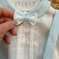 dettaglio papillon azzurro completo battesimo bimbo
