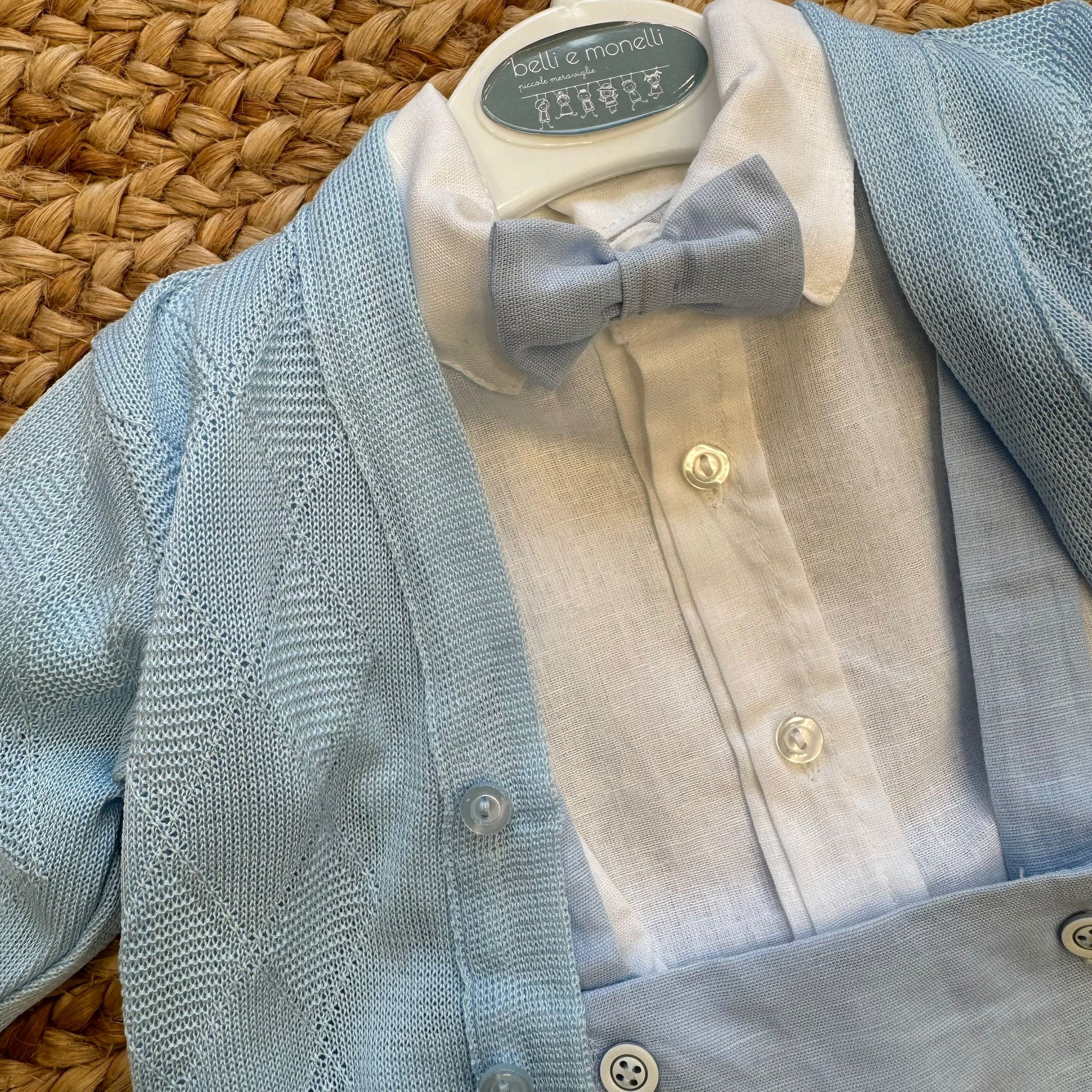 Dettaglio papillon azzurro e camicia in cotone