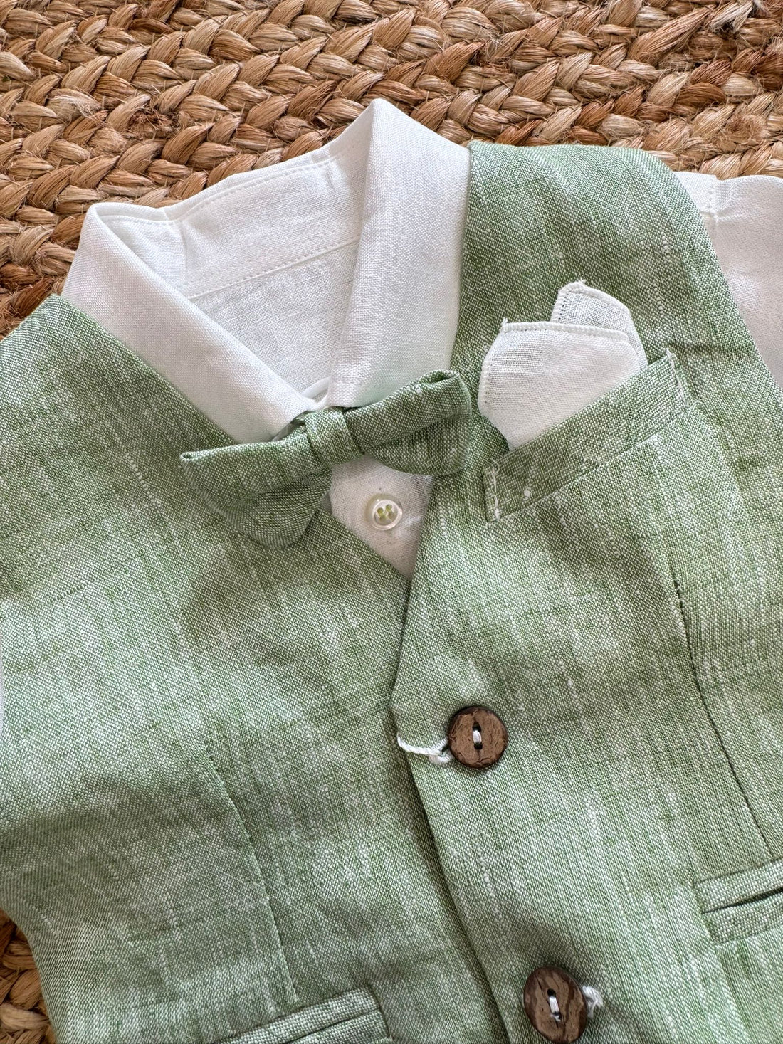 Completo bimbo con gilet verde salvia, papillon e camicia bianca.