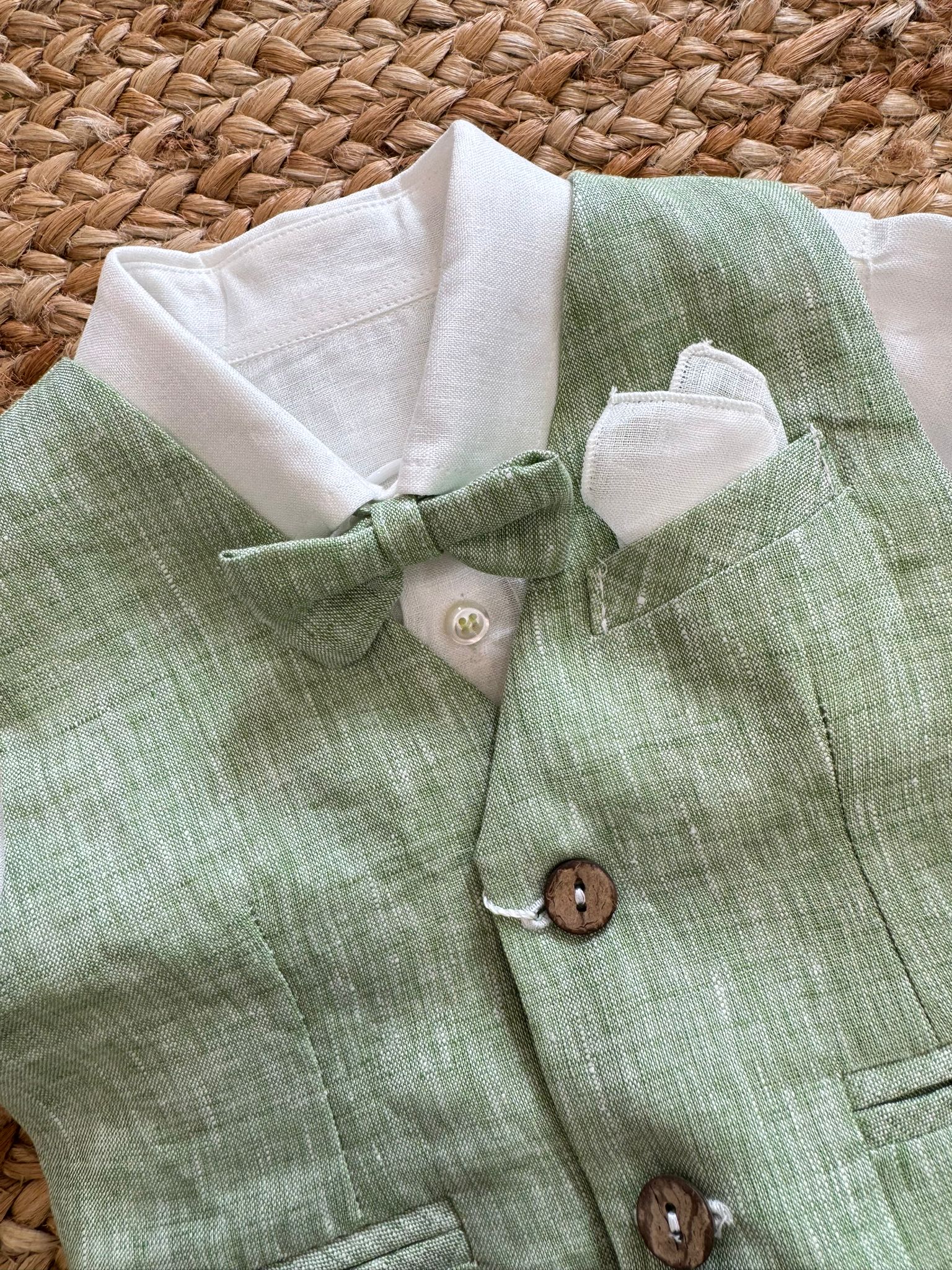 Dettaglio gilet bimbo con bottoni effetto legno e fazzoletto.
