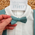 Dettaglio papillon verde su camicia bianca completo battesimo bimbo
