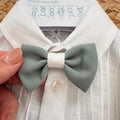 Dettaglio papillon verde salvia coordinato con colletto classico camicia bimbo elegante
