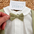Dettaglio papillon verde salvia su camicia bianca completo battesimo bimbo