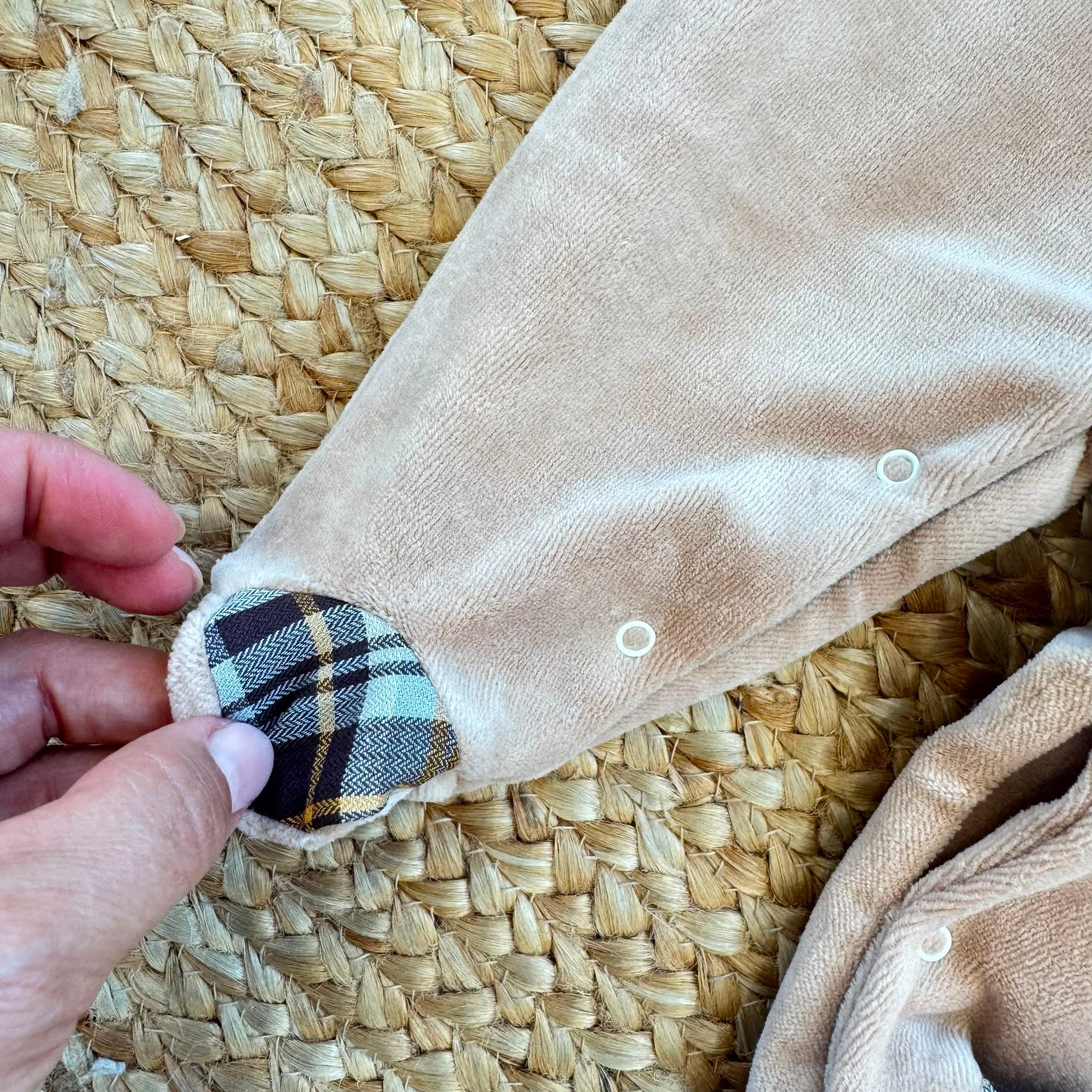 Tutina neonato in ciniglia beige con orsetto e colletto tartan