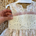 dettaglio pizzo lavorato abito bambina elegante