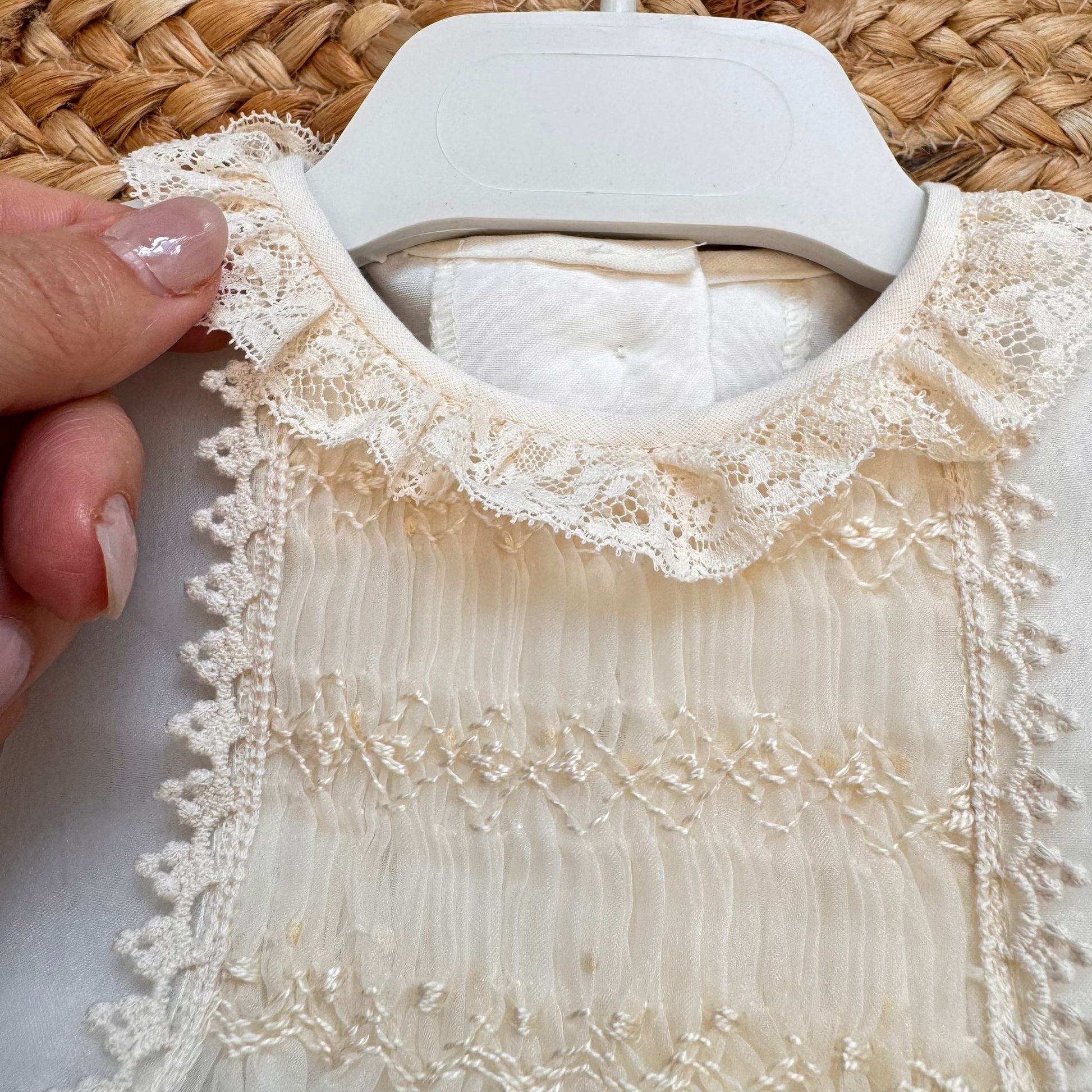 Pagliaccetto battesimo panna con dettagli avorio e pizzo ricamato