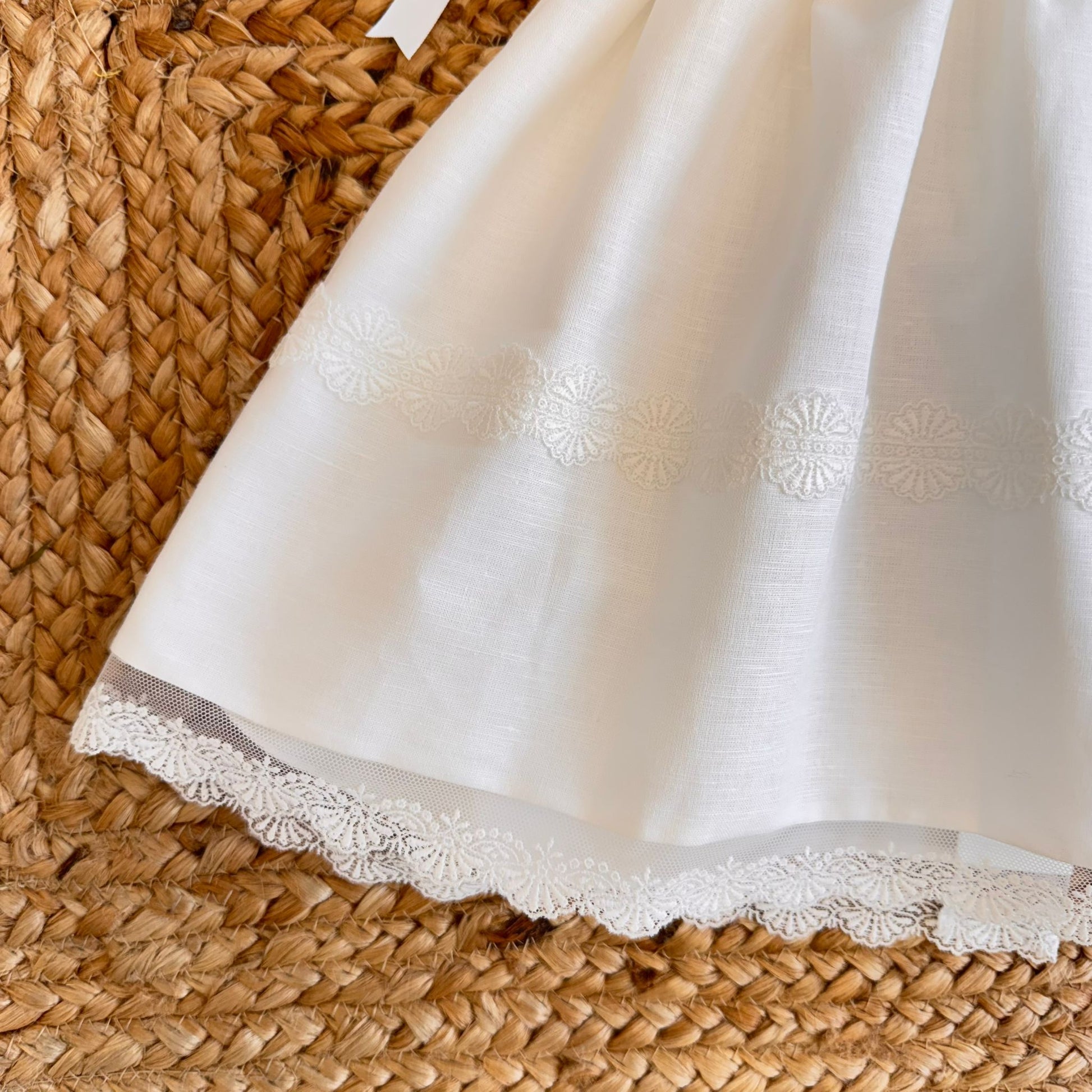 Abito battesimo bambina in lino con fascia verde salvia, fiocco e cuffietta coordinata

