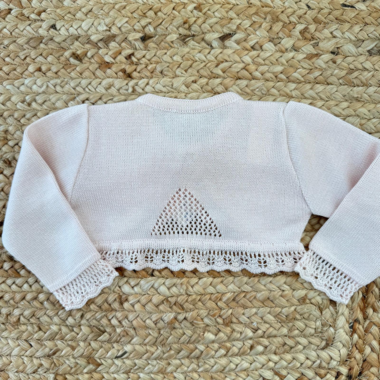 Dettaglio lavorazione traforata e pizzo coprispalle rosa cipria