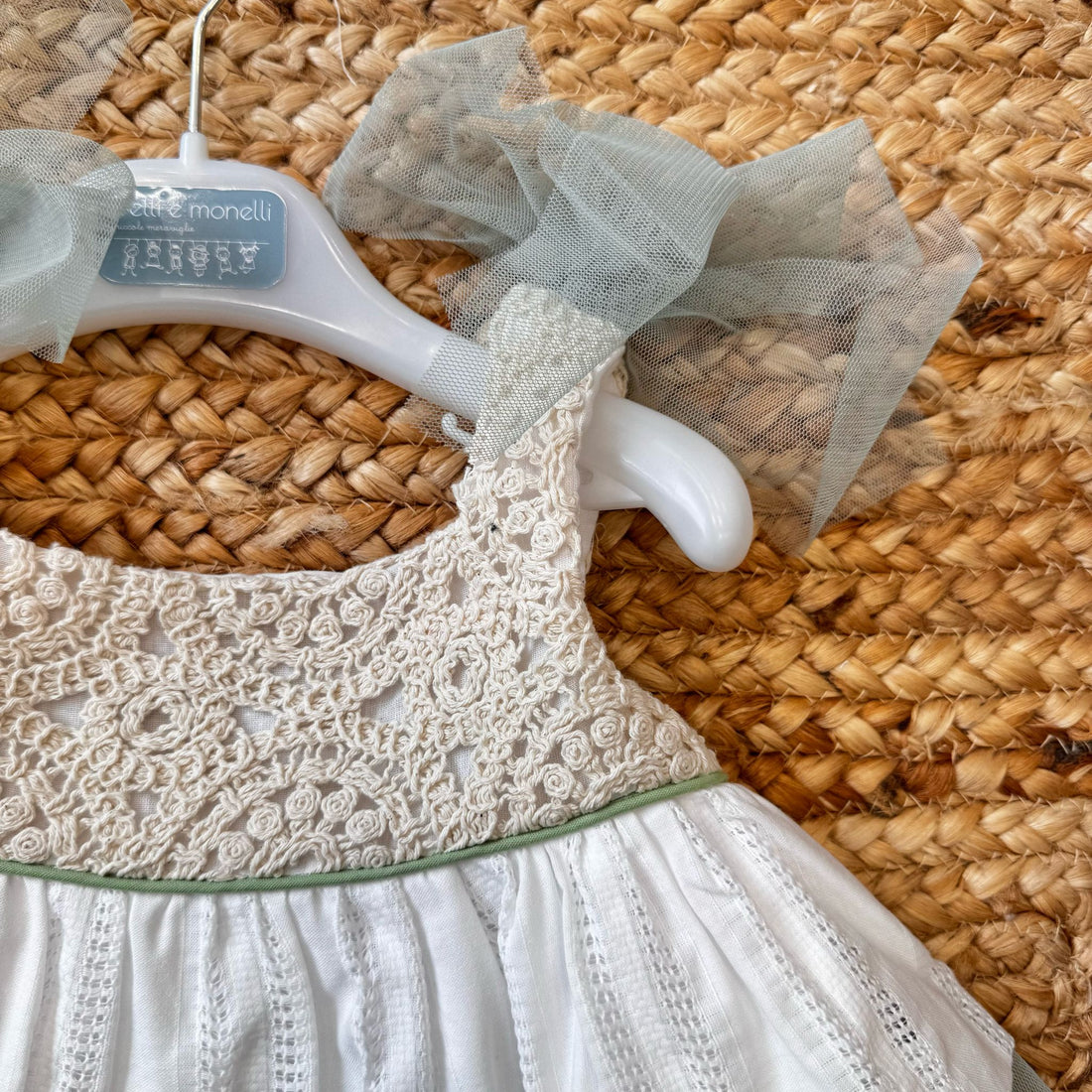 Abito bambina panna con balze e tulle verde salvia