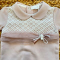 Tutina in caldo cotone rosa neonata con pizzo, tulle, rosellina decorativa e colletto arrotondato.