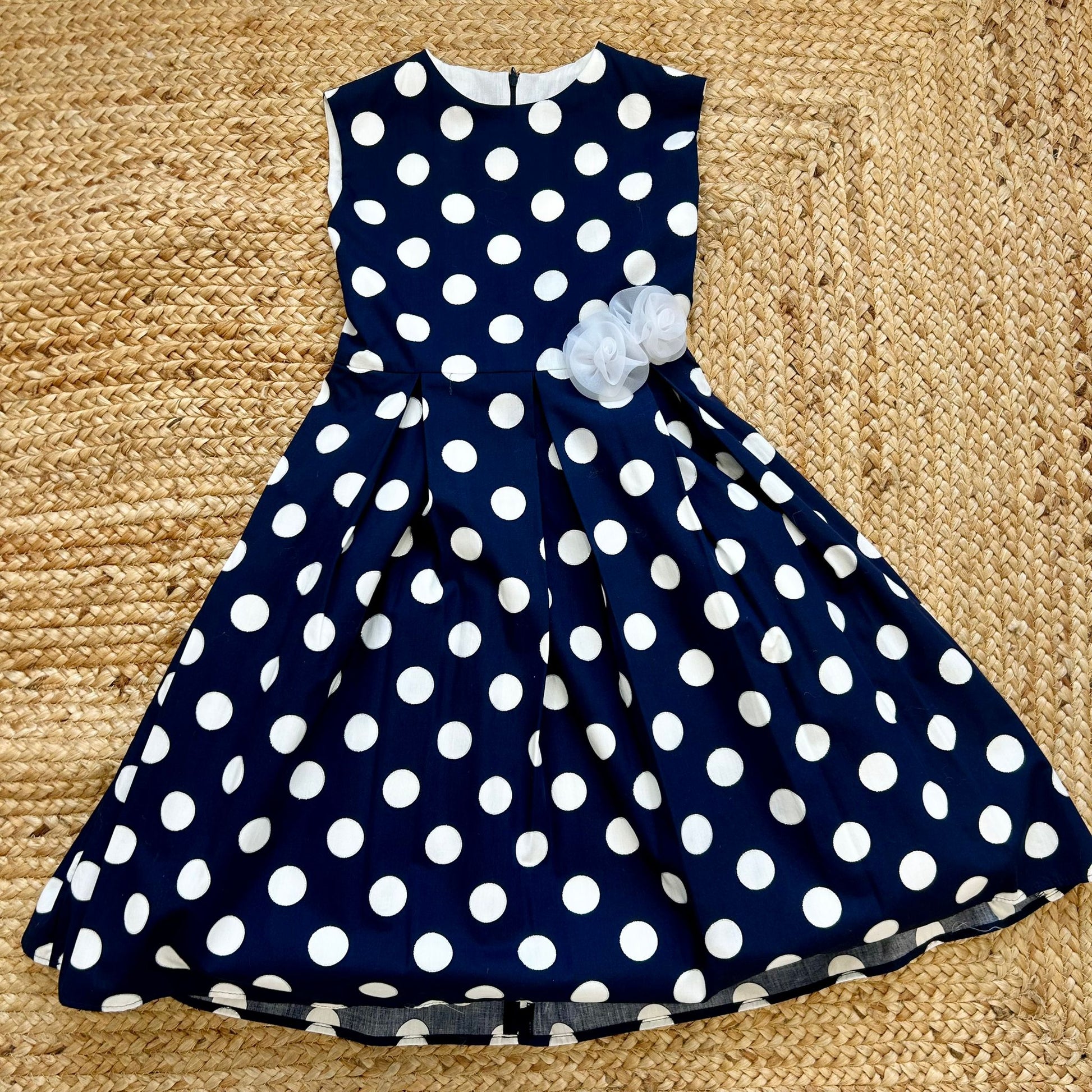 Dettaglio pois bianchi su abito bimba elegante