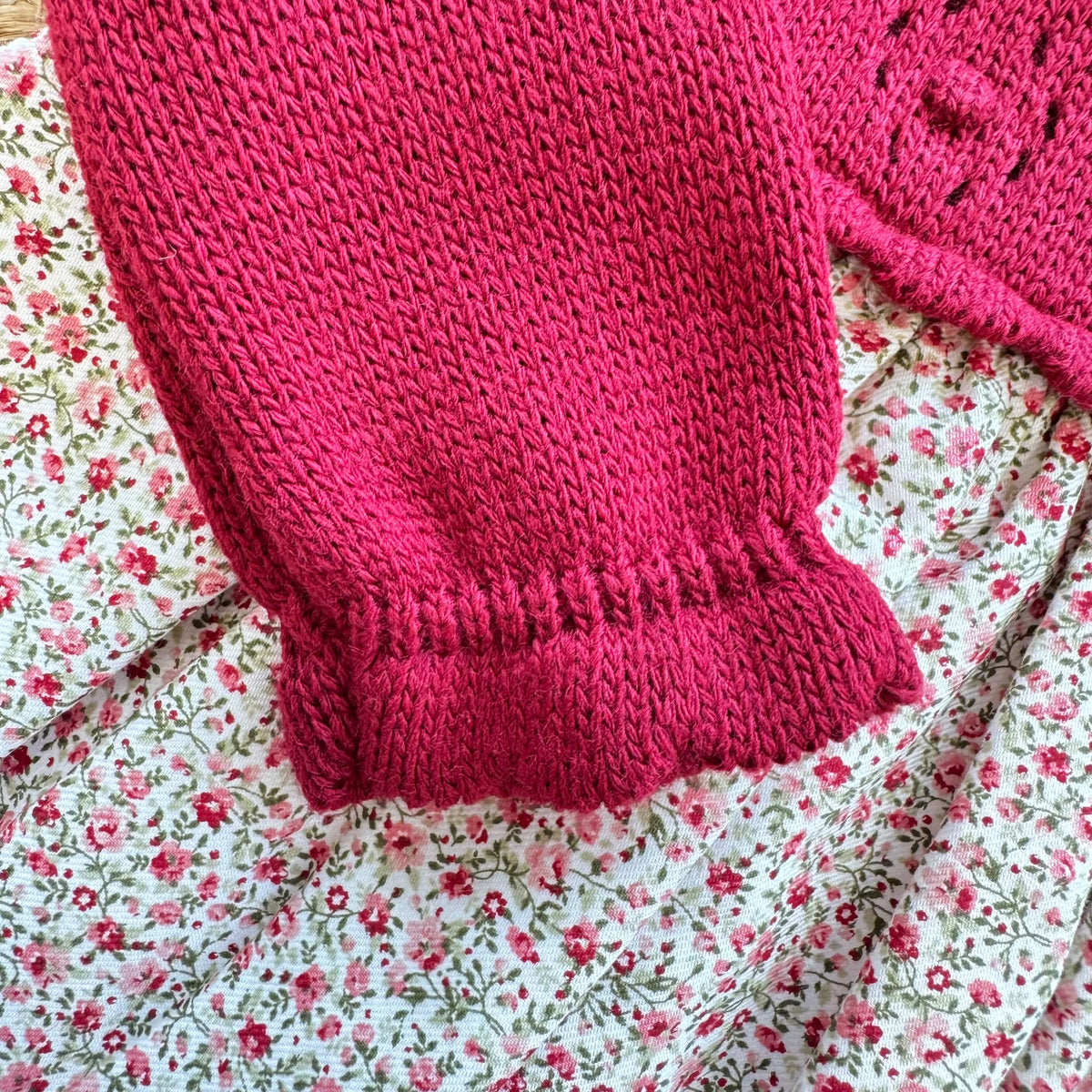 Abito bimba rosso bordeaux floreale con parte superiore in maglia e gonna fantasia