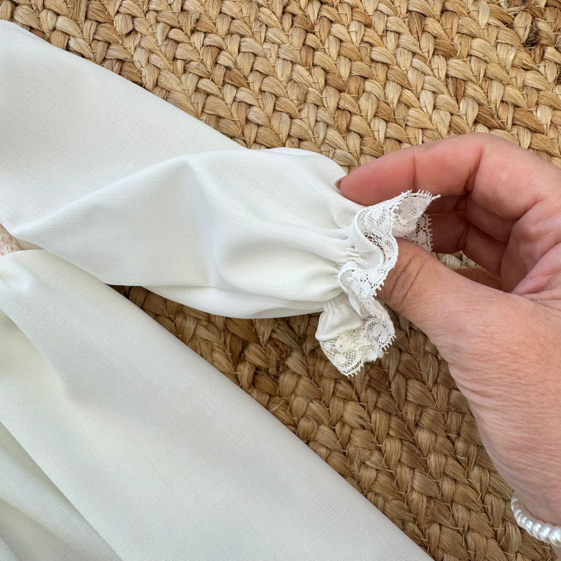 dettaglio polsino con pizzo avorio