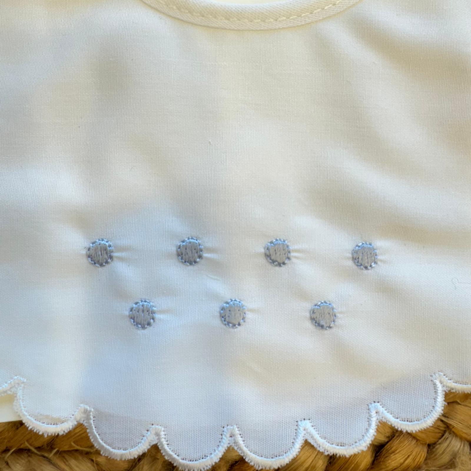 dettaglio ricamo azzurro su bavetta neonato 100% cotone