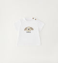 dettaglio ricamo cagnolino su t-shirt neonato