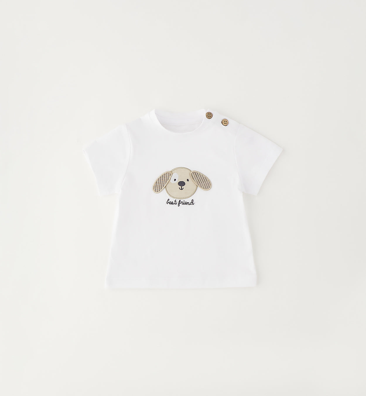 dettaglio ricamo cagnolino su t-shirt neonato