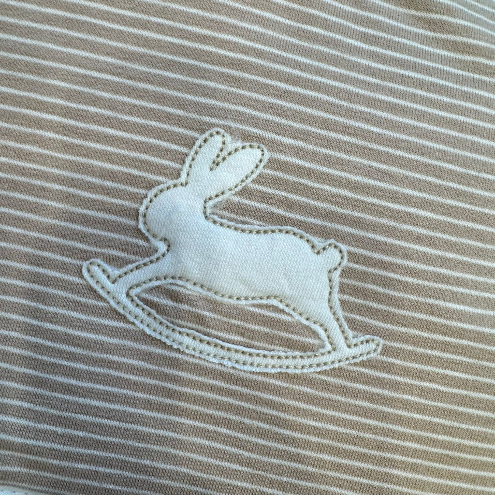 dettaglio ricamo coniglietto su accappatoio neonato