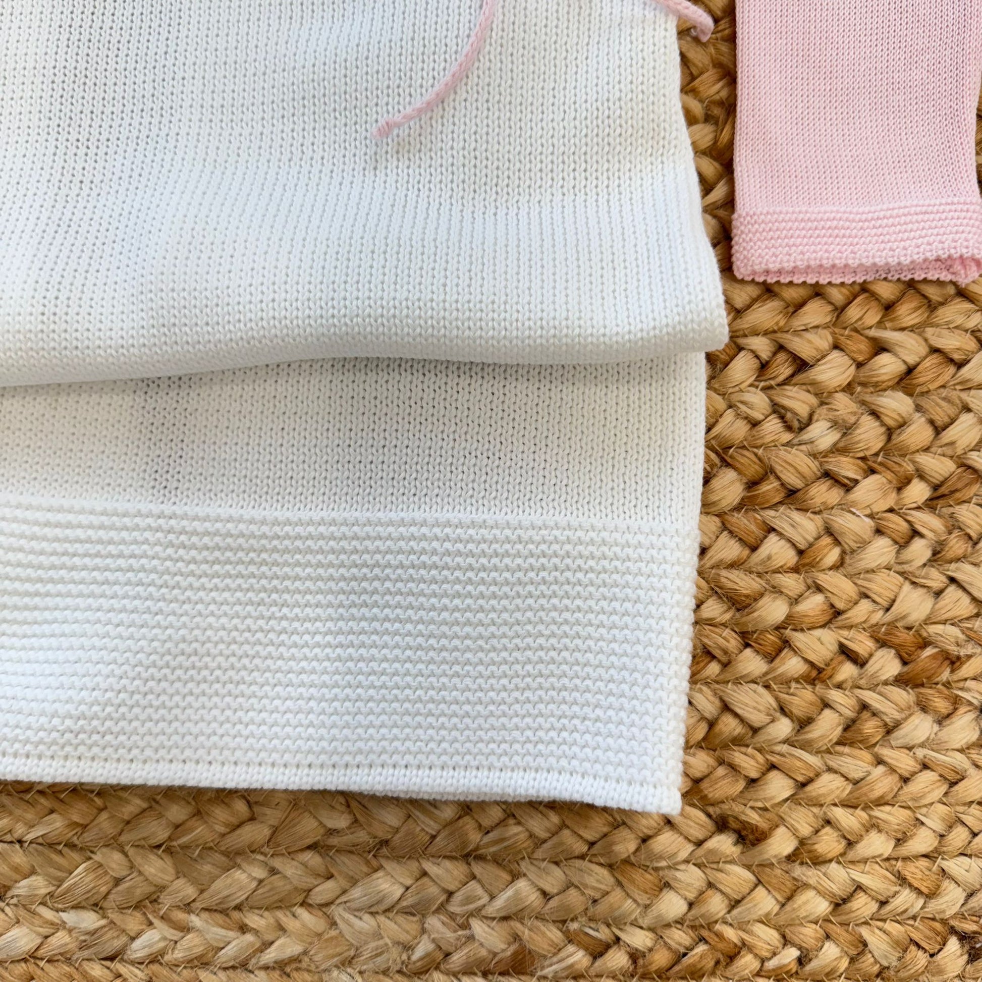 Dettaglio ricamo floreale su copertina in cotone