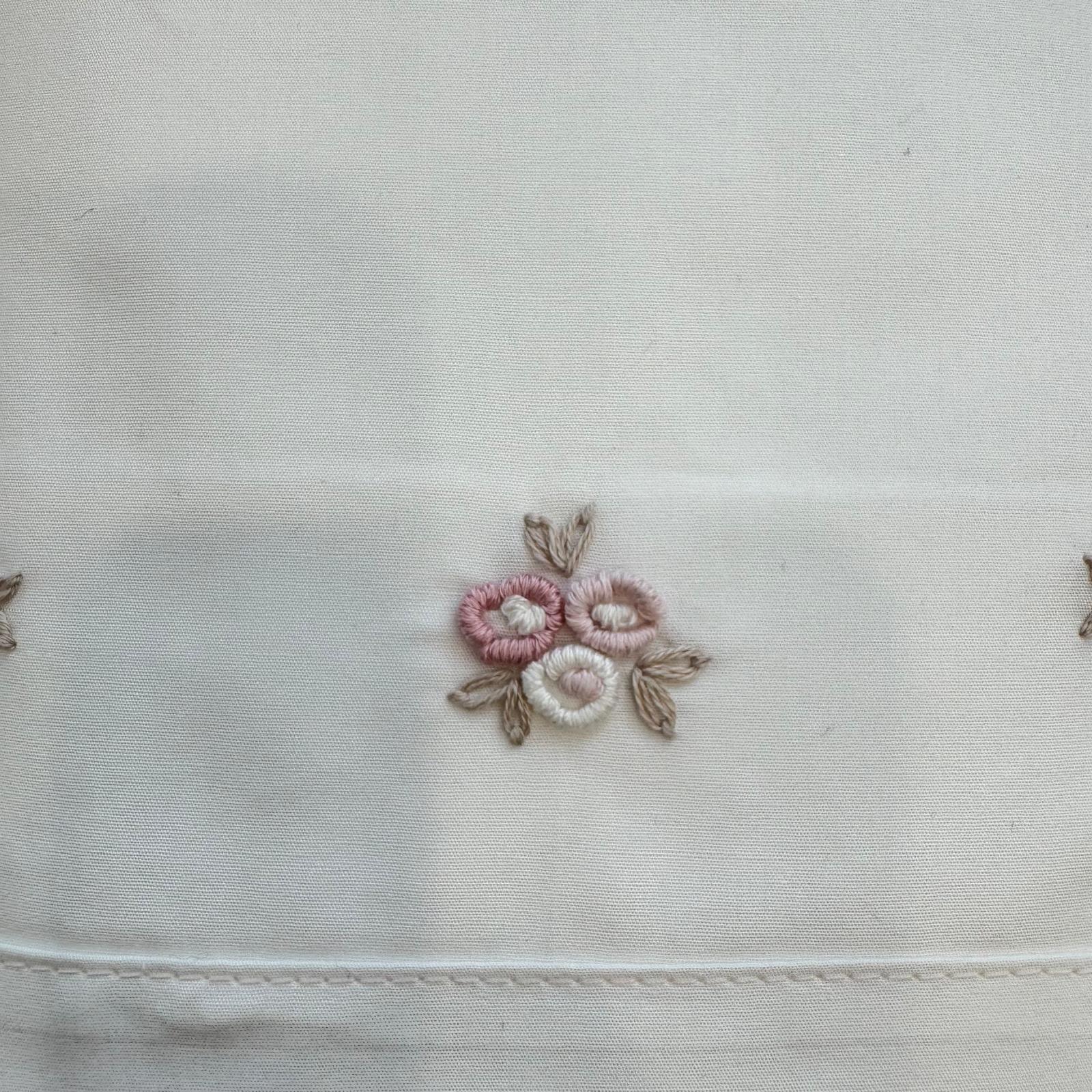 Set lenzuola babyculla bianco con ricami floreali rosa per neonata
