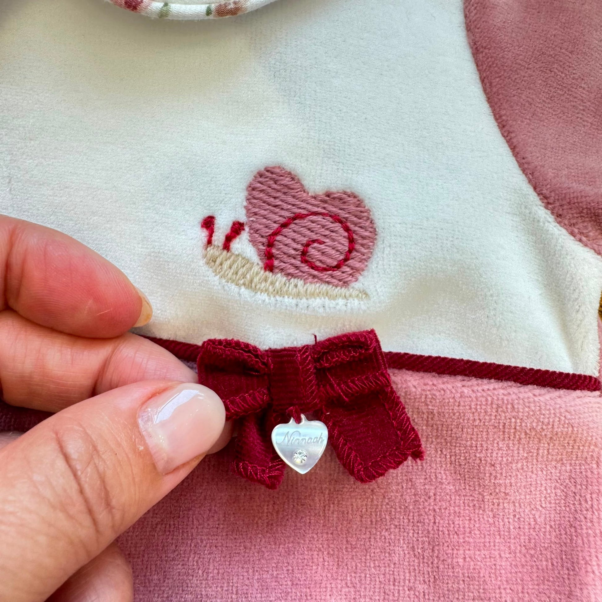 Tutina in ciniglia neonata malva e bianca con ricamo lumachina e fiocco bordeaux