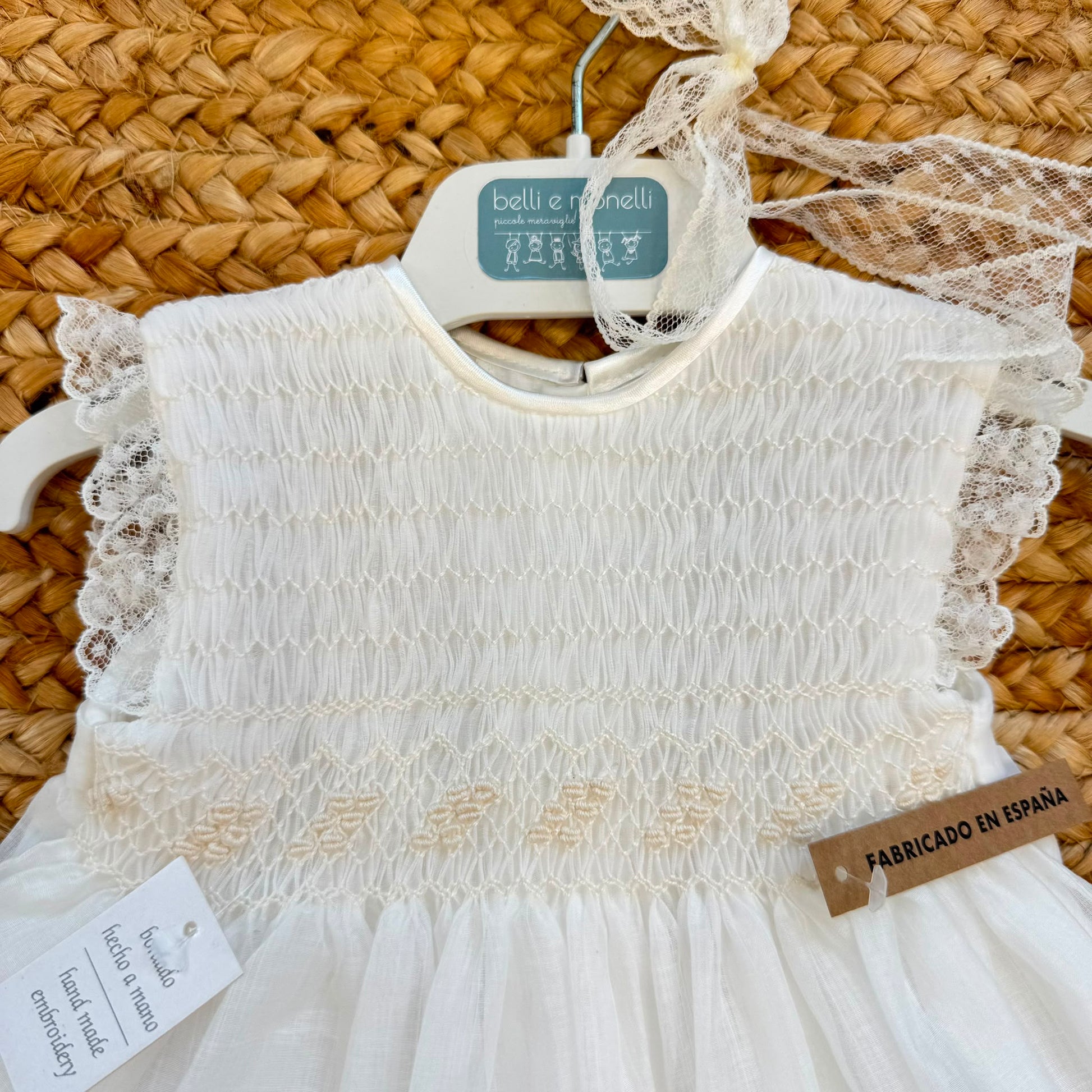 Abito Battesimo bimba bianco con ricamo nido d'ape, punto smock e cuffietta coordinata.