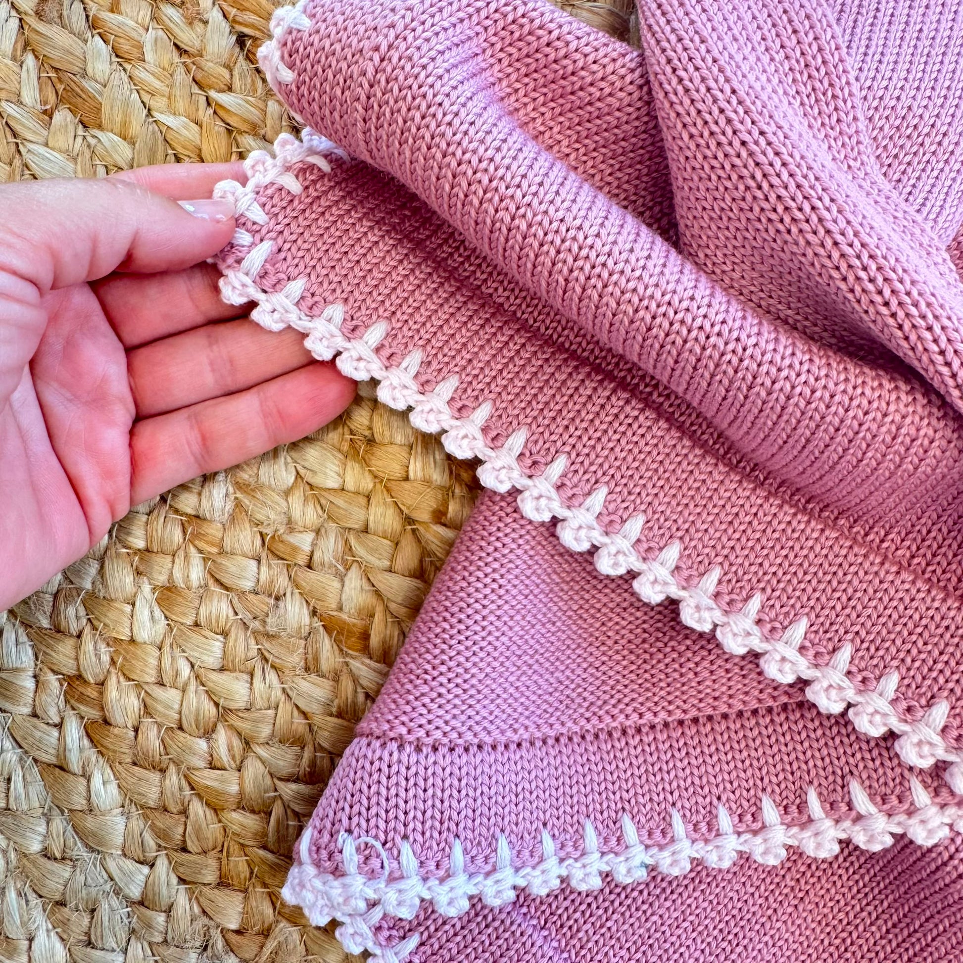 Set uscita clinica neonata rosa marsala in Lana Tollegno Merino Extrafine con copertina ricamata a mano.