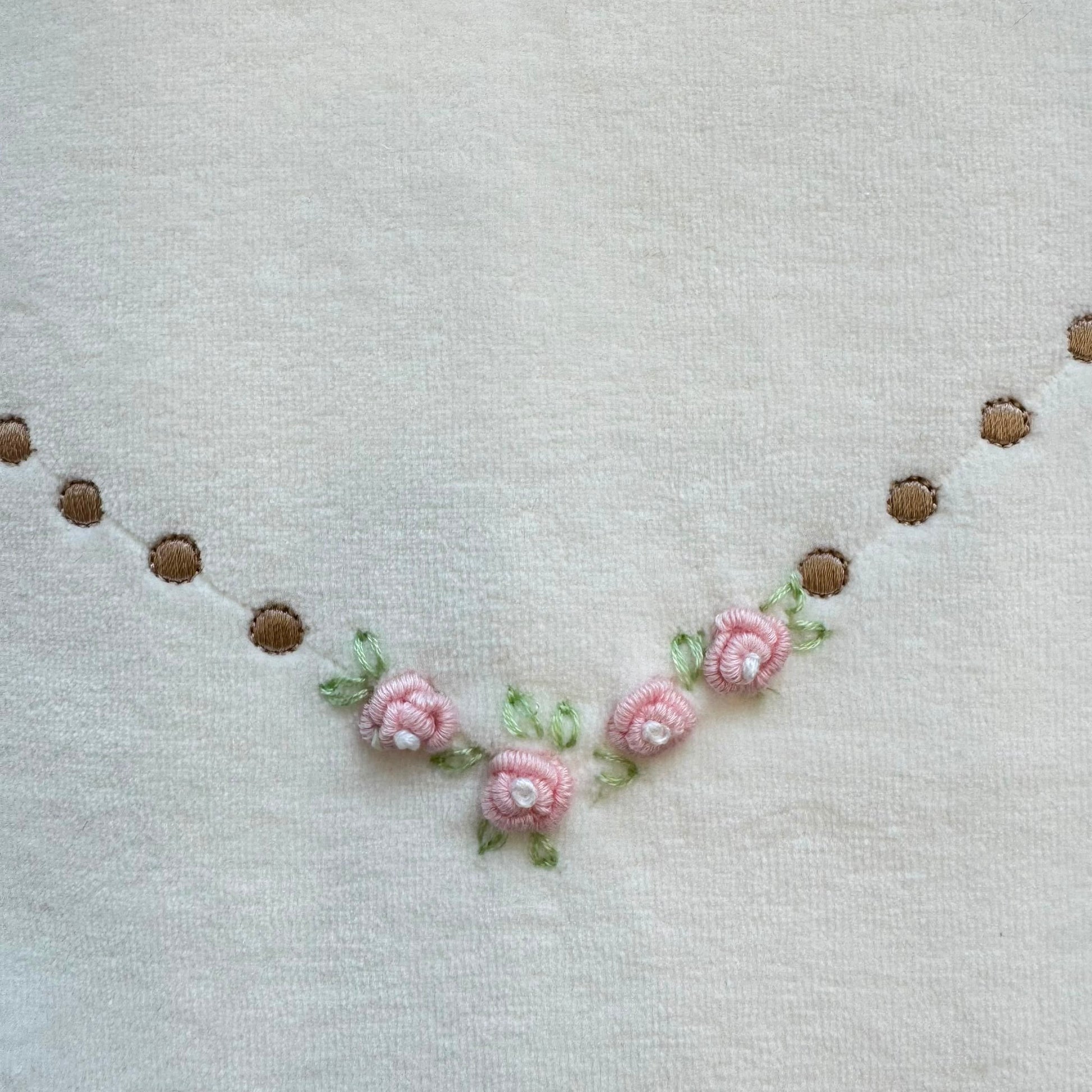 Copertina neonata in ciniglia color latte con cuore e rose rosa ricamate per corredino nascita