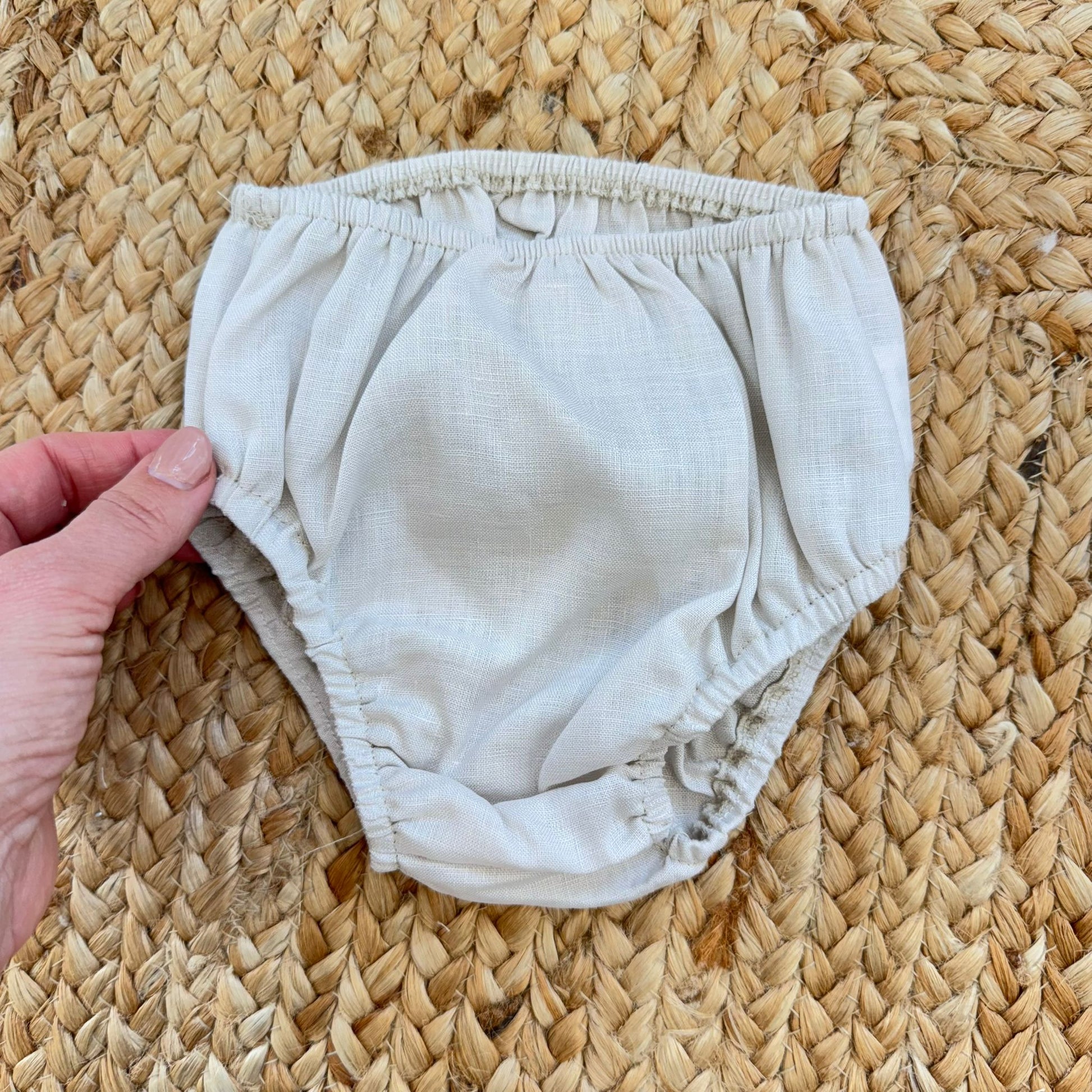 dettaglio ricamo roselline pagliaccetto neonata