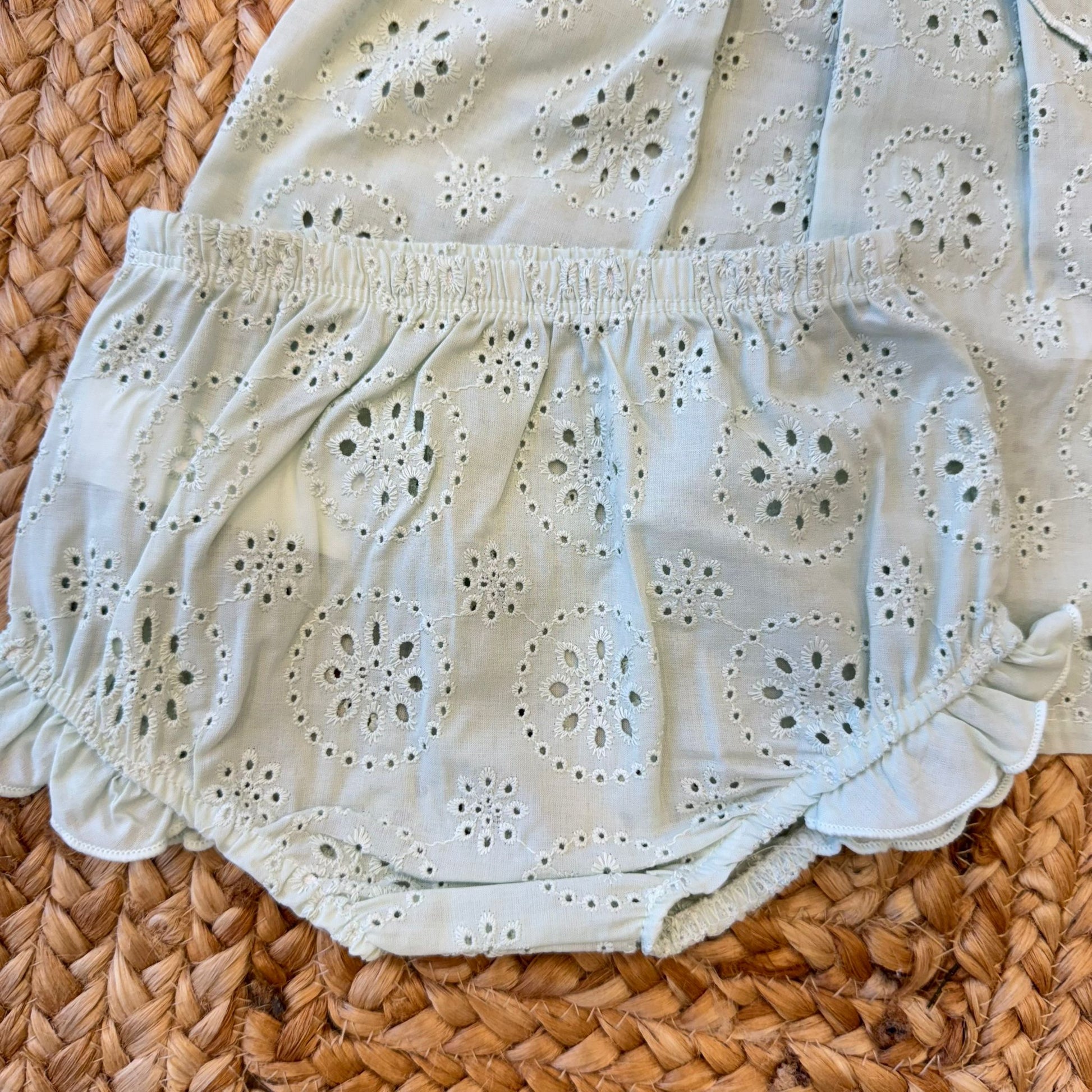 dettaglio ricamo sangallo completo bambina cotone verde salvia