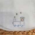  dettaglio-ricamo-trenino-bavaglino-neonato