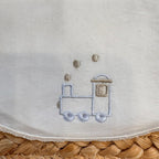  dettaglio-ricamo-trenino-bavaglino-neonato